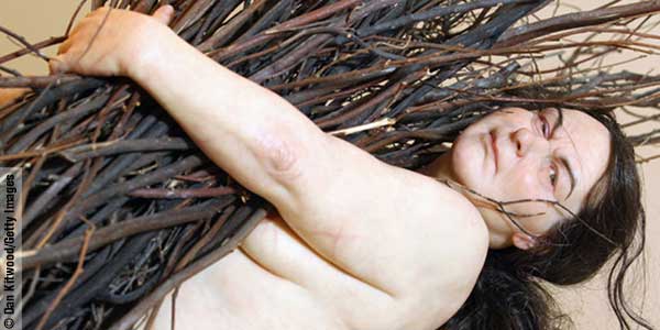 Expo-Ron-Mueck_escultura-woman-with-sticks-600px