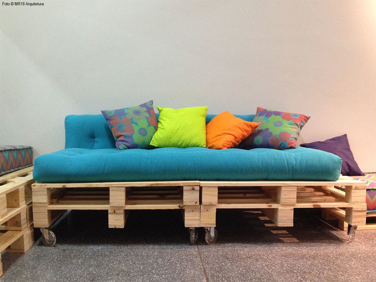 Paletes de madeira com futons 09/2015 • Futon Company