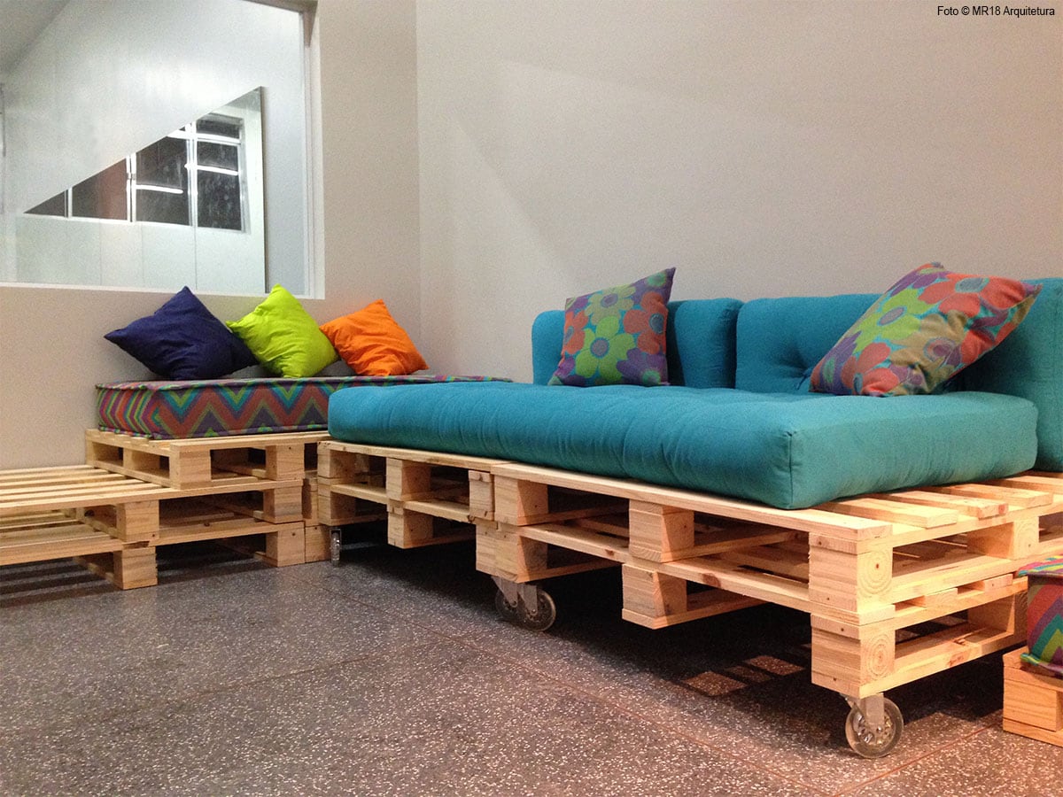 Paletes de madeira com futons